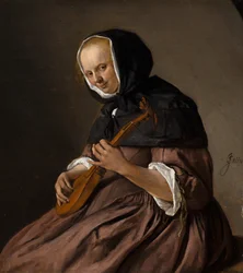 Mulher está jogando o Sistrum